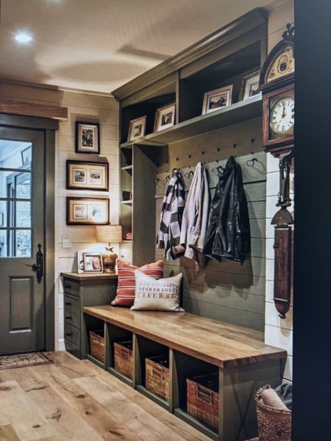 Mountain House Mudroom, Primitive Mudroom, Western Mudroom, Farm Mudroom, Cabin Entryway, Mud Room Laundry Room Combo, Entrance Ideas, Mudroom Design, Laundry Mud Room