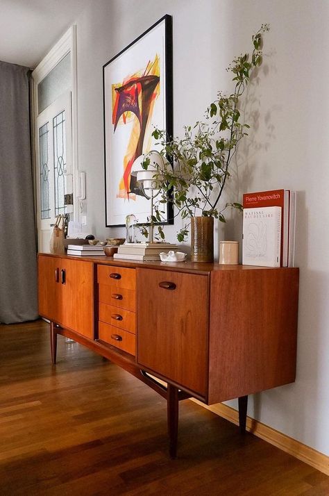 How to Do Mid-Century Bohemian Decor Modern Bohemian Decor, Sideboard Styles, Mid Century Modern Sideboard, Purbeck Stone, Sideboard Decor, Mid Century Modern Interiors, Mid Century Modern Living Room, Deco Retro, Inspire Me Home Decor