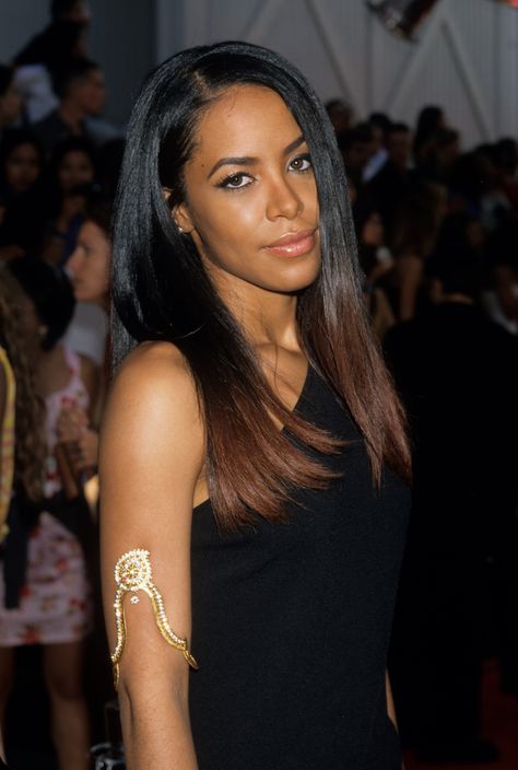 The 2000 MTV Awards Aaliyah Movie, Aaliyah Hair, Aaliyah Pictures, R Kelly, Aaliyah Style, Aaliyah Haughton, African American Fashion, Mtv Awards, Mtv Movie Awards