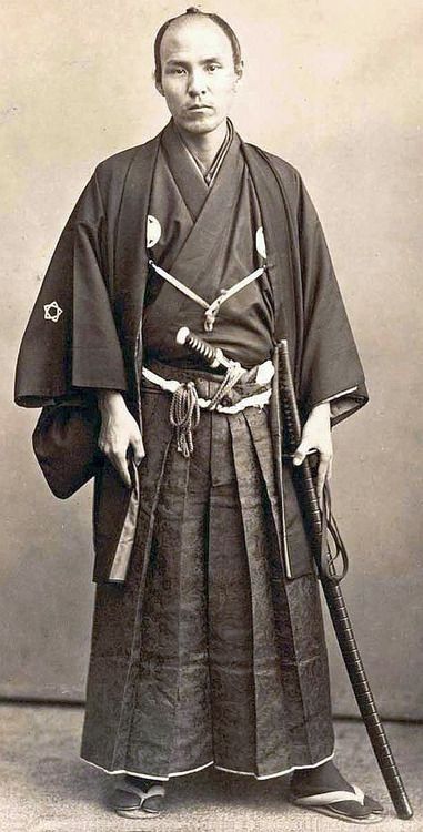 This image of a former samurai would have been taken a few years after the samurai were abolished in Japan.  About 1870’s, Japan Vintage Samurai, Guerriero Samurai, Samurai Clothing, Ronin Samurai, Japanese Traditional Clothing, Feudal Japan, Japan History, Japanese Warrior, Japanese History