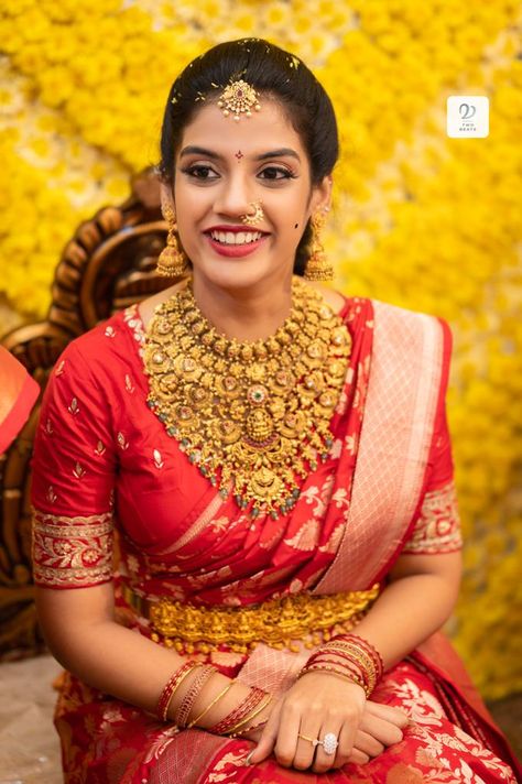 In south indian weddings its all about how you match your jewellery with the saree. #bridetobe #southindianbride #southindianwedding #southindianjewellery #weddingportrait #bridetobe #weddinghairstyle #bridetobe South Indian Gold Jewellery, South Indian Bride Jewellery, Lehenga For Bride, Best Bridal Lehenga, Indian Gold Jewellery, Latest Designer Lehenga, Lehenga For Wedding, Indian Brides Jewelry, Red Bridal Lehenga