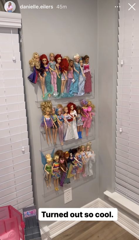 Playroom Doll Organization, Barbie Wall Storage, Dolls Organization Ideas, Barbie Doll Organization Ideas, Girls Toy Room, Barbie Organization Ideas, Disney Room Ideas, Doll Storage Ideas, Barbie Storage Ideas