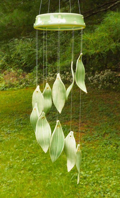 Clay Garden Projects, Pottery Wind Chimes Ideas, Clay Wind Chimes Diy, Ceramic Wind Chimes Pottery, Clay Wind Chimes, Ceramic Wind Chimes, Ceramic Birdhouse, Diy Wind Chimes, Garden Pottery