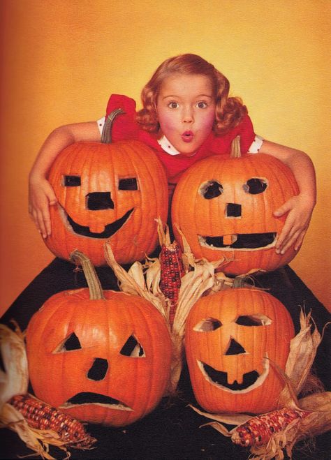 1970s Halloween, 1960s Halloween, Halloween Pin Up, Dekorasi Halloween, Vintage Halloween Photos, Days Until Halloween, Labu Halloween, Halloween Photography, Halloween Queen