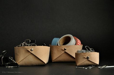 Folded leather basket :: --> Try with Felt, Craft Paper Cloth Pumpkins, Diy En Cuir, Leather Basket, Diy Hanging Shelves, Basket Crafts, Leather Tray, Diy Basket, Cadeau Diy, Leather Projects