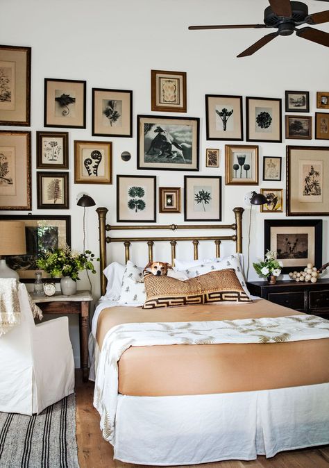 8 Better Ways to Display Art in Every Room of Your Home- ELLEDecor.com Elle Decor Bedroom, Picture Wall Bedroom, Gallery Wall Bedroom, Brass Bed, Above Bed Decor, Bedroom Pictures, Wall Bedroom, Above Bed, Bed Decor