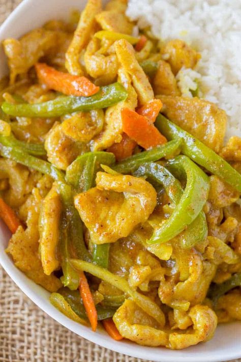 Chinese Curry Chicken on a white plate Easy Curry Sauce, Leftover Chicken Curry, Japanese Chicken Curry, Chicken Breast Curry, Chicken Curry Recipes, Chicken Curry Recipe Easy, Curry Recipes Easy, Dinner Then Dessert, Japanese Chicken