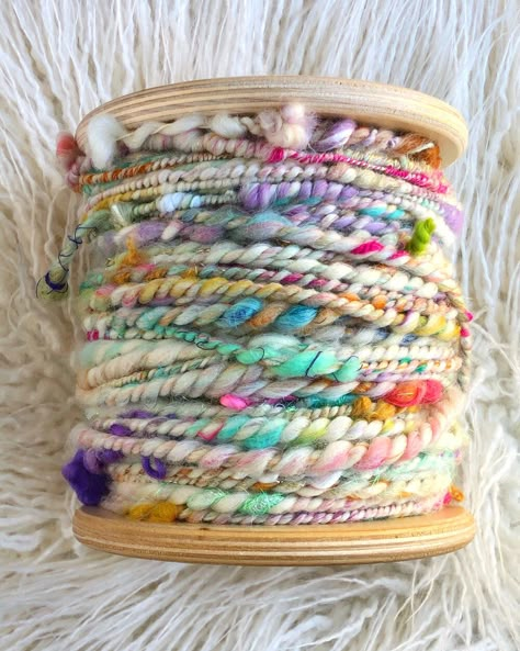 Spinning Yarn Fiber, Art Yarn Spinning, Art Yarn Weaving, Art Yarn Handspun, Spinning Wool, Scrap Yarn, Spin Art, Yarn Inspiration, Spinning Yarn