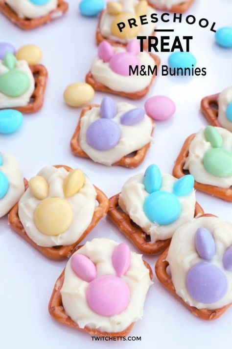 Create these cute and tasty Easter bunny snacks. Use pastel m & m, or your favorite candies and pretzels to create this fun holiday treat. It's great for an Easter party, classroom treat, and more! #easter #bunny #treat #twitchetts Bunny Snacks, Easter Pretzel, Easter Dessert Table, Holiday Crafts Easter, Spring Snacks, Food Easter, Easy Easter Treats, Easy Easter Desserts, Easter Dishes