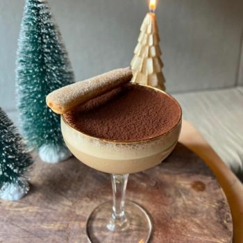 Tiramisu Martini cocktail Festive Cocktails Christmas, Tiramisu Cocktail, Rum Sour, Tiramisu Martini, Spicy Desserts, Homemade Coffee Syrup, Dessert Cocktails, Festive Cocktail Recipes, Best Christmas Cocktails