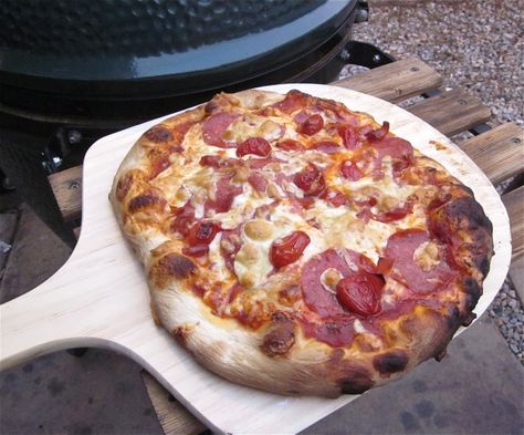 Pizza on the Big Green Egg | AlbuKirky.com Big Green Egg Pizza, Big Green Egg Grill, Green Egg Grill, Big Green Egg Recipes, Egg Grill, The Big Green Egg, Green Egg Recipes, Bbq Pizza, Kamado Grill