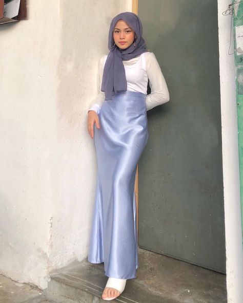 Cewek IGo Pakai Rok Satin Tinggi Seksi Baju Kaos Putih Ketat Manis Selfie di depan kamar Kos Aesthetic Hijabi Outfits, Muslim Women Clothing, Night Clothes, Stile Hijab, Modest Fashion Hijab, Muslim Outfits Casual, Muslim Fashion Hijab Outfits, Hijab Aesthetic, Hijabi Fashion Casual