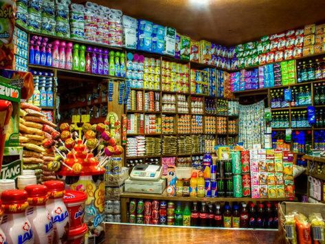 Las 'tienditas de la esquina' mantienen una desventaja en comparación con los canales modernos Stock Pile Organization, Food Storage Rooms, Store Shelves Design, Shop Shelving, Glass Wall Shelves, Stock Room, Grocery Store Design, Iphone Wallpaper Lights, Room Vibes