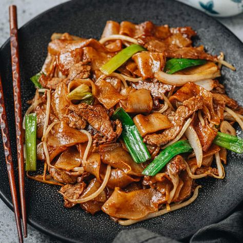 Beef Chow Fun (干炒牛河) Chicken Chow Fun, Beef Chow Fun, Pork Chow Fun Recipe, Beef Chow Fun Recipe, Chow Fun Noodles, Chow Fun Recipe, Asian Stir Fry Recipe, Butter Chicken Recipe Indian, Asian Stir Fry