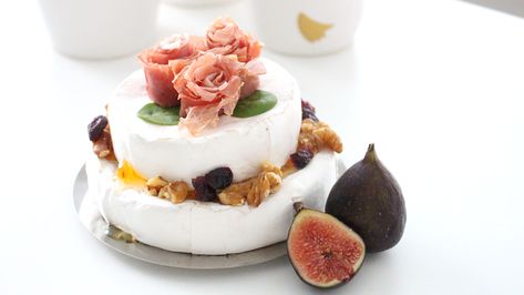 This “cake” is actually two rounds of brie that are decorated with prosciutto roses! If you’re looking for a way to dress up a traditional cheese board and add a cute twist to a party, this would be perfect! Brie Cheesecake, Brie Cake, Brie Cheese Appetizer, Meat Cake, Eggplant Parmesan Baked, Charcuterie Gifts, Brie Recipes, Honey Walnut, Boursin Cheese