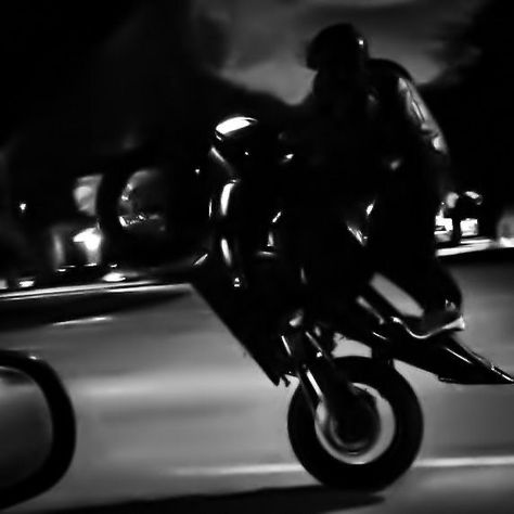 tatesmuse White Motorcycle, Motorcycle Aesthetic, Biker Aesthetic, Biker Love, Beautiful Dark Art, Black And White Aesthetic, Aesthetic Colors, Black N White, White Aesthetic