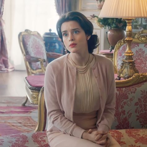 Clare Foy The Crown, The Crown Queen Elizabeth Outfits, The Crown Claire Foy, Queen Elizabeth The Crown, Claire Foy The Crown, Clare Foy, The Crown Elizabeth, Fashionable Characters, Catholic Fashion