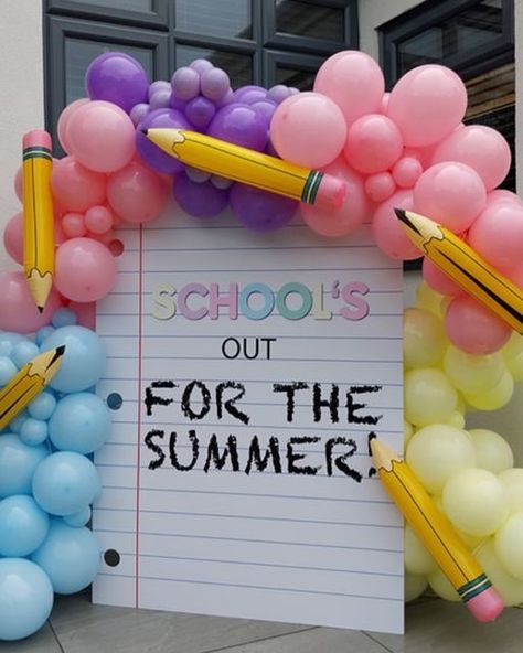 Parties & Signs | Party Signs & Backdrops for all Occasions🇬🇧 on Instagram: "@acepartyhire created this stunning backdrop with our first day of school notebook sign and we love it!seen here in 5ft #schoolsoutforsummer #firstdayofschool" First Day Of School Decor, Teacher Day Decoration Ideas, First Day Of School Backdrop, First Day Of School Party, Teachers Day Decoration, Back To School Backdrop, School Backdrop, Balloon Bouquet Diy, School Trends