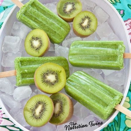 Go Green & Fruity Popsicles - Nutrition Twins Kiwi Popsicles, Fruity Popsicles, Pre And Post Workout, Easy Healthy Dinner, Summer Treats, Flat Stomach, Workout Plans, Frozen Desserts, Frozen Treats