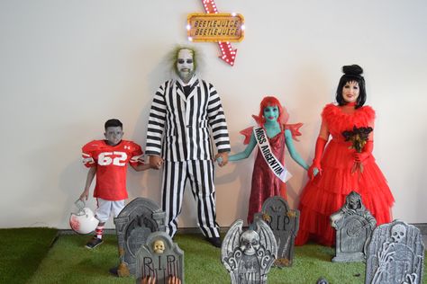 Scary Family Costumes, Beetlejuice Family Costume, Matching Family Costumes, Beetlejuice Costumes, Carve A Pumpkin, Beetlejuice Costume, Boo Bash, Movies Family, Diy Costume Ideas