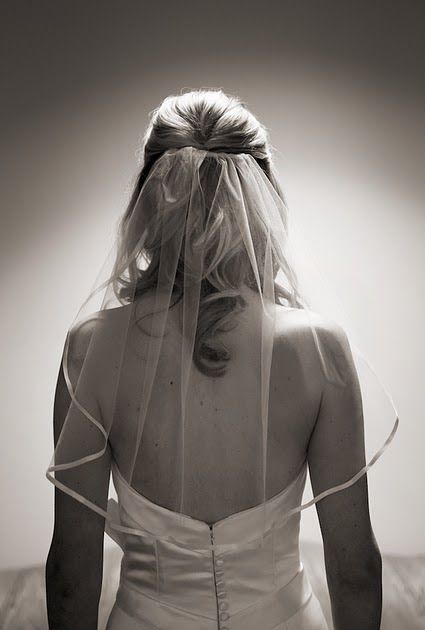 I love this simple, short veil with a long, classic dress! I think a lot of girls think if they wear a traditional dress that they need to w... Veil Hair Down, Short Bridal Hair, Simple Veil, Fingertip Wedding Veils, Wedding Veils Short, Bridal Hair Veil, Simple Bride, Short Veil, Veil Hairstyles