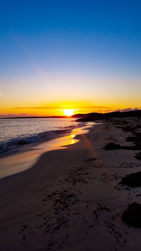 Sunrise Bay #beach at dawn Beach Sunrise Pictures, Beach At Dawn, Sun Dawn, Dawn Pictures, Sunrise Pictures, Christian Wallpapers, Beach Sunrise, Quiet Beach, Meteorology