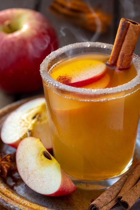 Winter is coming and you know what that means—apples are having their seasonal moment in the spotlight! It's the perfect season to cozy up with a warm mug of freshly made hot apple cider, don't you think? Fall Activities For Adults, Spiced Cider Recipe, Cooking Workshop, Making Apple Cider, Apple Cider Punch, Spiced Drinks, Homemade Apple Cider, Cider Cocktails, Warm Apple Cider