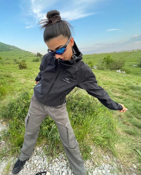 Cold Hiking Outfit Women, Hiking Outfit Women Winter, Cold Hiking Outfit, Weekend Fits, Womens Techwear, Arcteryx Women, Mountain Fashion, Gorp Core, Sick Clothes