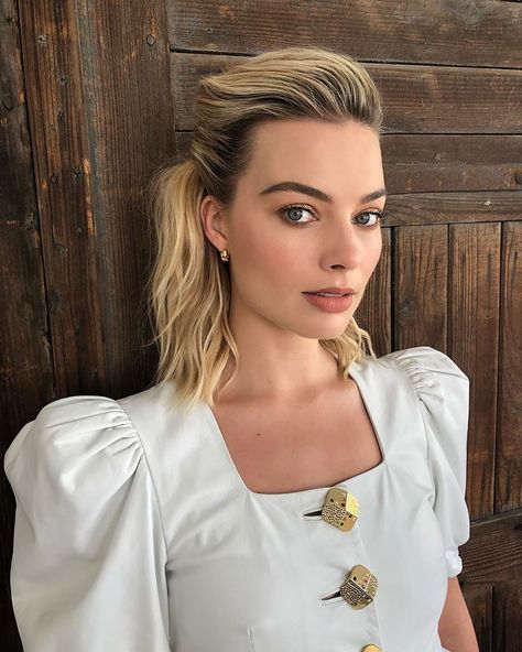 Let Margot Robbie Be Your Guide to Modern Bohemian Beauty | Vogue Grown Out Roots, Margot Robbie Hair, Modern Bob, Sharon Tate, Haircut Inspiration, Short Bob Haircuts, Inspirational Celebrities, Natalie Portman, Margot Robbie