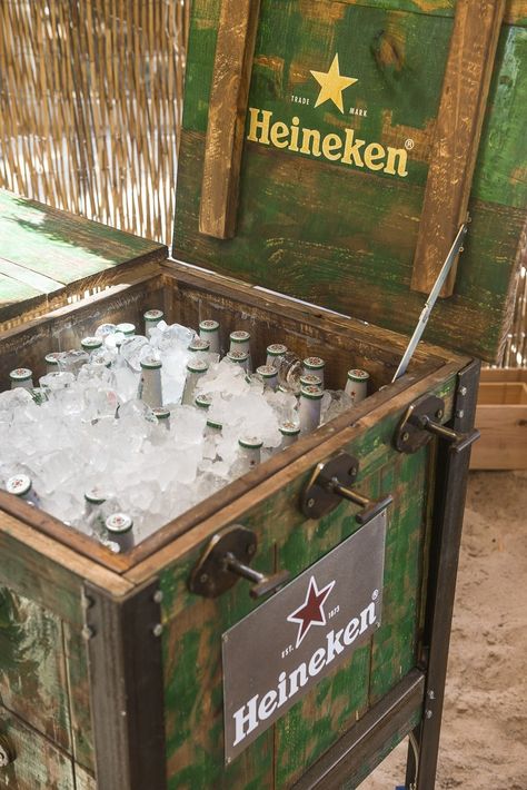 Diy Liquor Cabinet, Heineken Bottle, Beer Display, Bar Deco, Beer Types, Heineken Beer, Diy Wood Pallet Projects, Beer Growler, Barrel Table