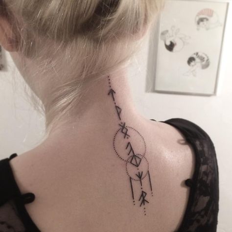 Runen Tattoo Frau Rücken echt stilvoll Symbole Tattoo, Viking Rune Tattoo, Norse Mythology Tattoo, Pagan Tattoo, Scandinavian Tattoo, Tattoo Son, Buddha Tattoos, Rune Tattoo, Back Of Neck Tattoo