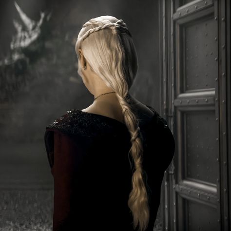 Targeryan Hair, Rhaenyra Targaryen Hairstyle, Rhaenyra Targaryen Hair, Targaryen Braids, Rhaenyra Targaryen Aesthetic, Targaryen Hair, Emma Darcy, Football Outfit, Medieval Princess