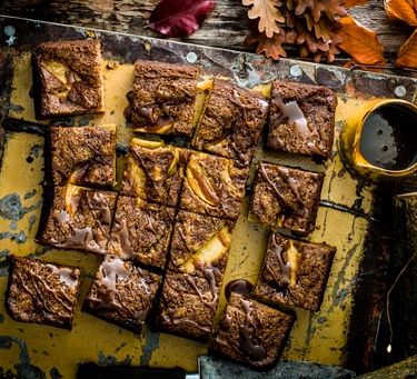 Toffee Apple Tray Bake Recipe with Ginger Apple Traybake, Apple Tray, Recipe With Ginger, Cake Apple, Bean Brownies, Toffee Sauce, Tray Bake Recipes, Tray Bake, Recipe Cake