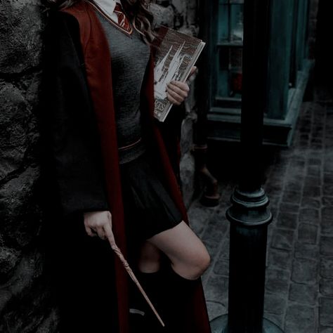 Gryffindor Uniform Aesthetic, Hogwarts Outfits Gryffindor, Gryffindor Outfit Aesthetic, Gryffindor Student, Harry Potter Uniform, Gryffindor Uniform, Gryffindor Outfit, Female Harry Potter, Hogwarts Uniform