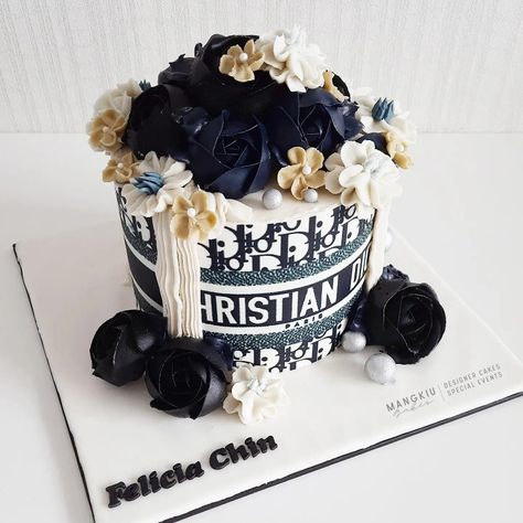 Christian Dior Cake, Dior Cake, Dior Party, Cake Decoration, Cakes And More, Flower Cake, Cake Ideas, Cake Designs, Diaper Cake