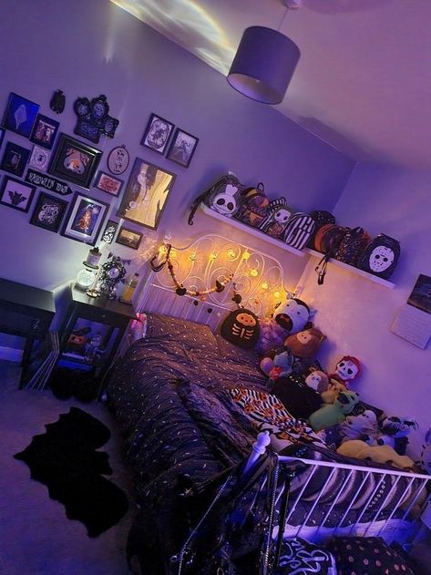 Goth Rooms Bedrooms, Edgy Cozy Bedroom, Cute Goth Room Ideas, Nightmare Before Christmas Bedroom Decor, Vibey Room Aesthetic Grunge, Grunge Room Inspo Edgy, Halloween Inspired Bedroom, Horror Inspired Room, Horror Bedroom Decor