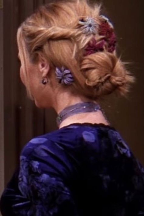 When it comes to iconic hairstyles, Jennifer Aniston (or Rachel Green) is normally your first thought, but can we take a minute please to appreciate the unsung icon that is Phoebe Buffay. #aesthetic #hair #hairstyles #fashion #haircolor #haircut #inspiration #ideas #style #friends Phoebe Buffay Hairstyles, Phoebe Buffay Outfits, Phoebe Buffay, Hair Icon, Friend Outfits, Aesthetic Hair, Hair Dos, Bun Hairstyles, Up Hairstyles