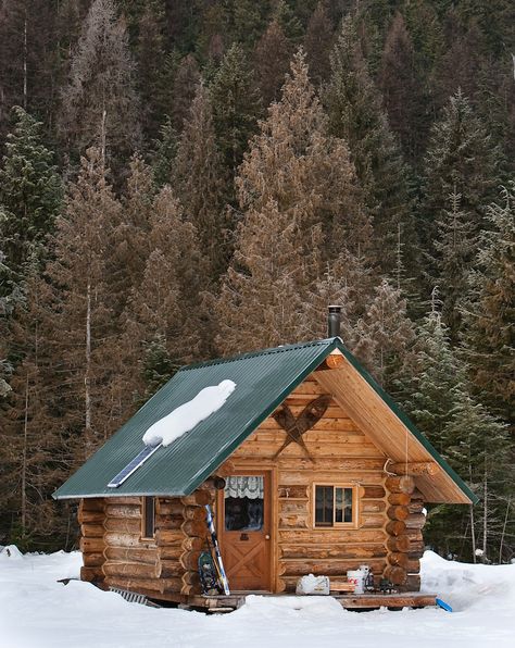 Log Houses, Little Cabin In The Woods, Small Log Cabin, Cabin Tiny House, Hunting Cabin, Tiny Cabins, Winter Cabin, Cabin Living, Little Cabin