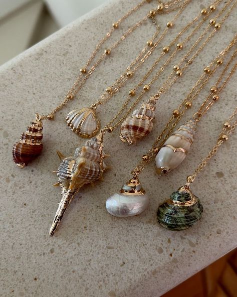 Sea Shell Jewelry Aesthetic, Sea Charms, Beach Boho Style, Ocean Accessories, Gold Shell Necklace, Sand Necklace, Shell Charm Necklace, Dope Jewelry Accessories, Ocean Inspired Jewelry