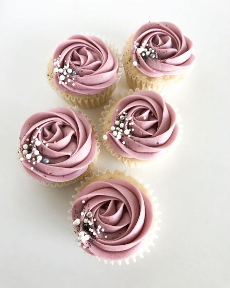 Definite wedding vibes happening with these pretty cuppies. 💕⁣ ⁣ Still kind of obsessed with this mauve color. 😍⁣ ⁣ ⁣ • My GIVEAWAY is… Wedding Cake Mauve, Mauve Wedding Cake, Cheap Wedding Cakes, Mauve Wedding, Small Wedding Cakes, Dusty Rose Wedding, Cupcake Designs, Simple Wedding Cake, Wedding Preparation