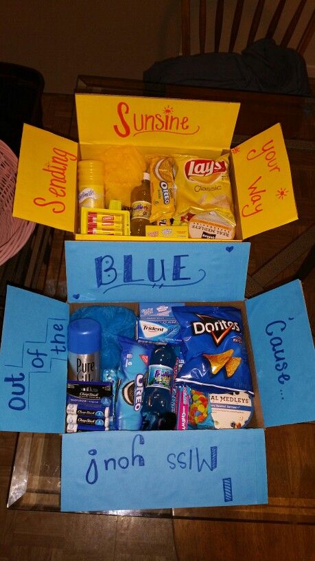 Care package for sisters at college! (School colors ) Diy Christmas Gifts For Sisters, Diy Christmas Gifts For Boyfriend, Christmas Packages, Gifts For Sisters, Boyfriend Gift Basket, Bff Birthday Gift, Christmas Gifts For Sister, Photo Album Diy