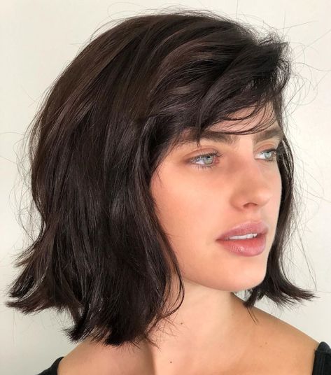 50 Super Flattering Haircuts for Oval Faces - Hair Adviser Bob Oval Face, Small Face Hairstyles, Good Hairstyles, Hairstyles For Oval Faces, Messy Wavy Hair, Shoulder Length Curly Hair, Messy Bob, Messy Haircut, Textured Haircut