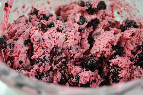 Coastal akutaq- eskimo ice cream Weird Ice Cream Flavors, Alaskan Food, Alaska Food, Foods Around The World, Gross Food, Bizarre Foods, Food Texture, Exotic Food, Ice Cream Toppings