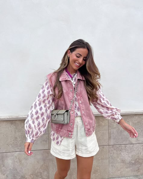 A touch of pink 🌸💖. | Instagram Vest Cute Outfit, Cute Outfit Fall, Aesthetic Fall Outfit, Basic Girl Outfit, Ropa Upcycling, Outfit Denim, Looks Country, Outfit Primavera, Denim On Denim