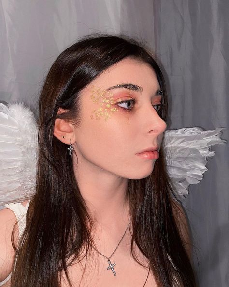 Jules Halloween Costume, Jules Angel Makeup, Juliet Makeup, Gold Angel Makeup, Jules Inspired Makeup, Angel Inspired Outfits, Jules Halloween Euphoria, Angelcore Icon, White Sheer Dress