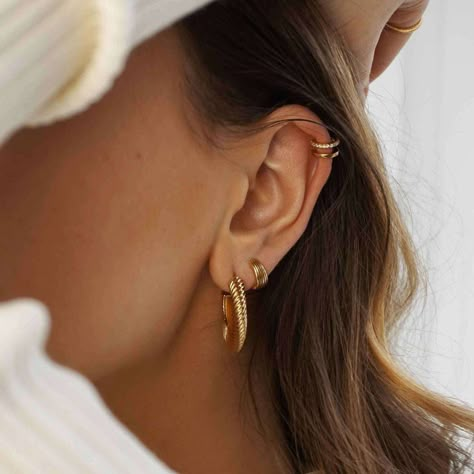 Double Helix Piercing, Earring Stacks, Crystal Ear Cuff, Claw Earrings, Earring Stack, Ear Piercing Ideas, Curated Ear, Pretty Ear Piercings, Cute Ear Piercings