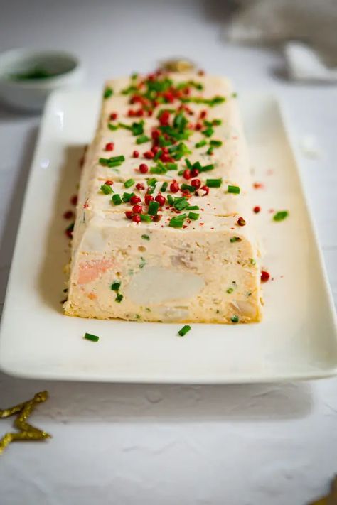 Terrine de poisson : saumon et noix de Saint-Jacques Pizza Cupcakes, Cooking Seafood, Tapas Bar, Xmas Food, Hors D'oeuvres, Fish And Seafood, Feta Cheese, Italian Recipes, Feta