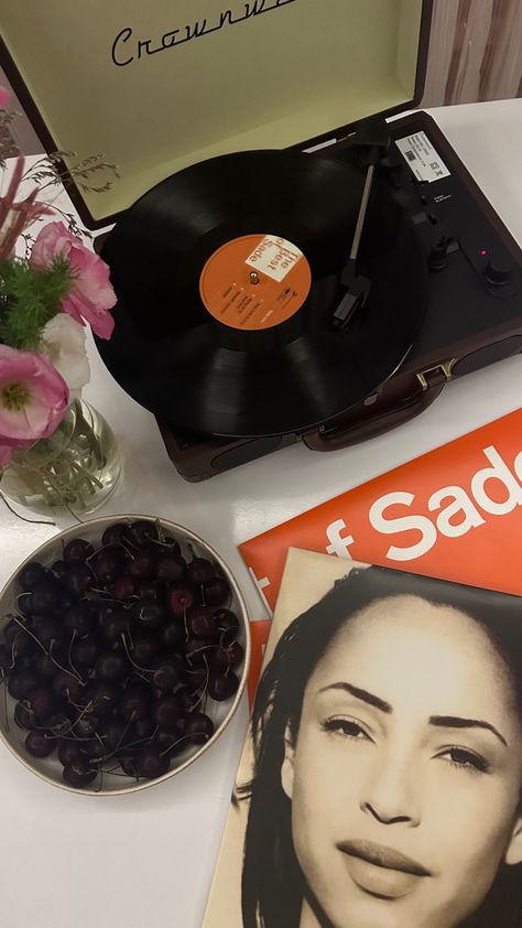 Sade Adu Girl Aesthetic, Sade Vibes Aesthetic, Mood Vibes Aesthetic, My 2025 Core, My Aesthetic Vibe, Sade Style Aesthetic, Sade Wallpapers, Sade Aesthetic Room, Sade Adu Aesthetic