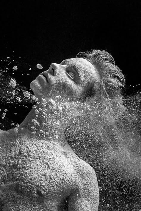 Les incroyables photos de danseurs d'Alexander Yakovlev - Graine de Photographe - The BlogGraine de Photographe – The Blog Alexander Yakovlev, Taking Cold Showers, Cold Showers, Conceptual Photography, Going Green, Creative Portraits, Go Green, Black And White Photography, White Photography