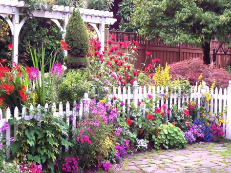 The English Cottage Garden. | The Art of Doing StuffThe Art of Doing Stuff English Flower Garden, Cottage Garden Borders, Country Garden Decor, Pretty Cottage, Cottage Garden Design, Flower Garden Design, White Picket Fence, English Cottage Garden, The Secret Garden